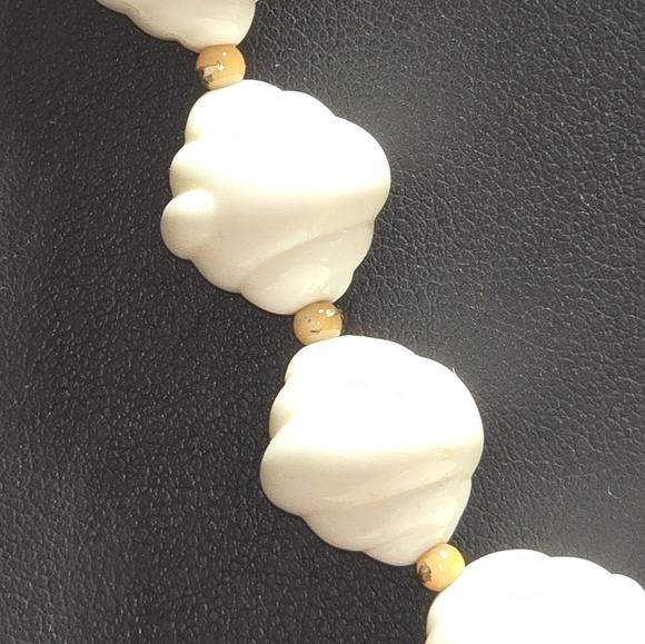 Vintage 1980s White Beaded Necklace - Picture 2 of 3